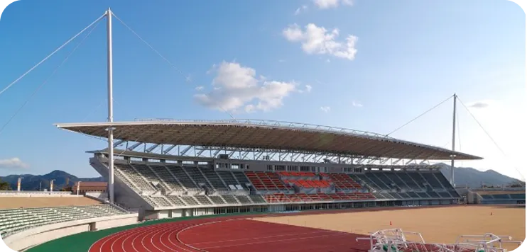 吊屋根：雑新百年記念公園陸上競技場