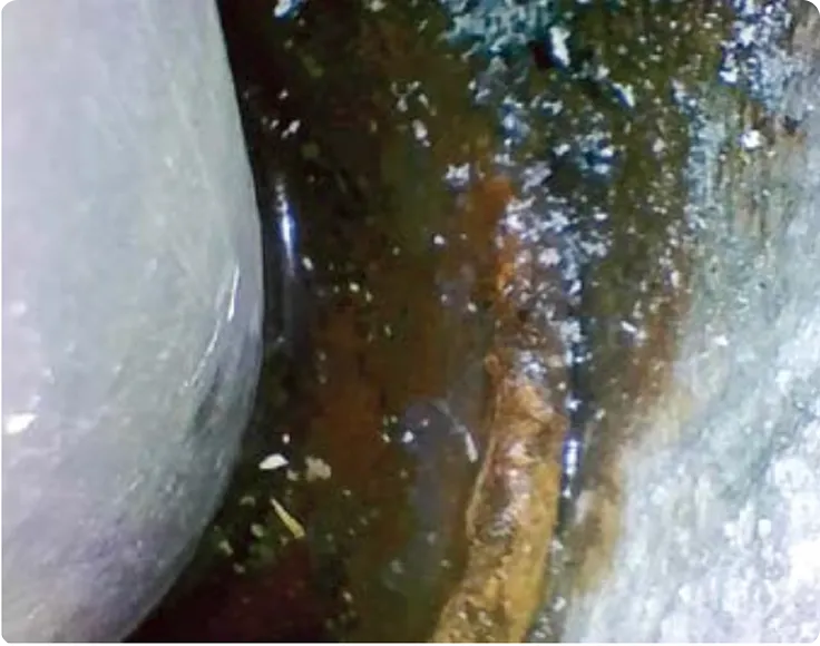 ケーシングパイプ内の溜水と腐食状況