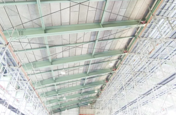 公立中学校の体育館 屋根